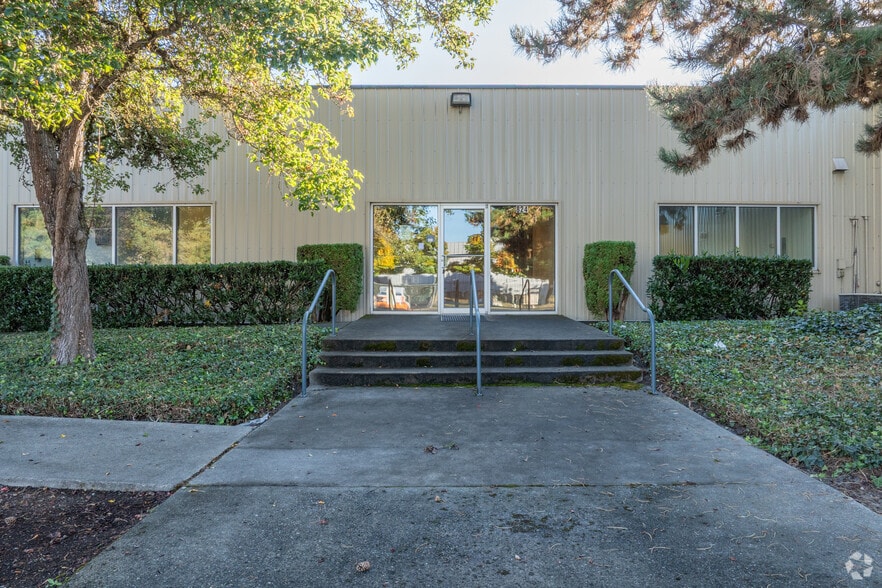 More Photos Of 811-832 3rd Ave S, Kent Manufacturing For Lease