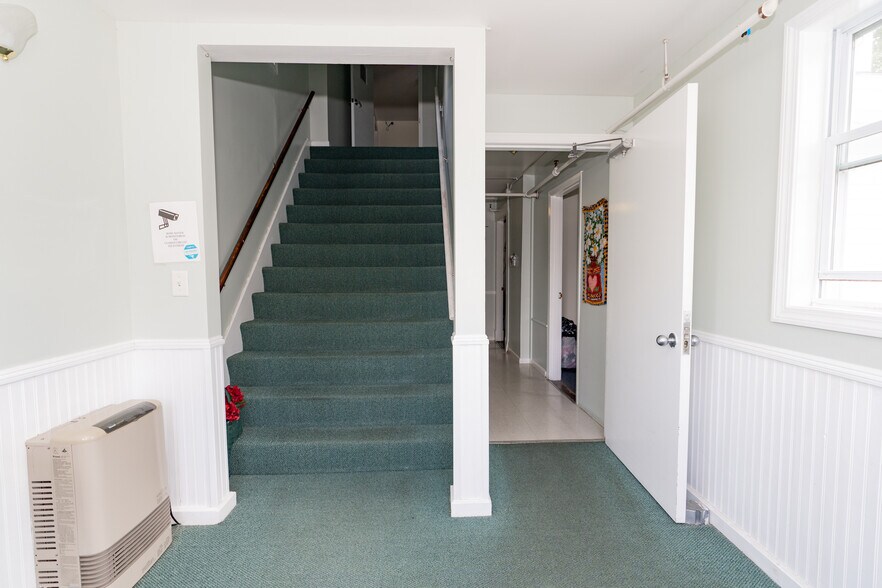 More Photos Of 8 Jennifer Dr, Merrimack Flex For Sale