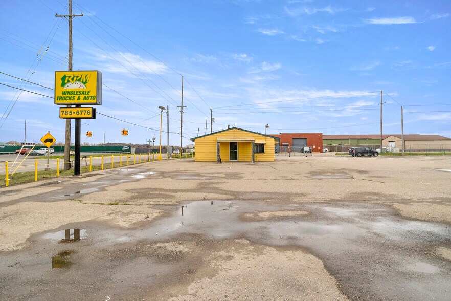 More Photos Of 6120 N Dort Hwy, Flint Service For Lease