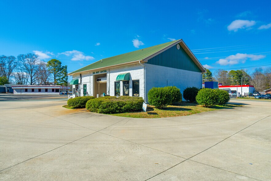 More Photos Of 517 West St, Pittsboro Freestanding For Sale