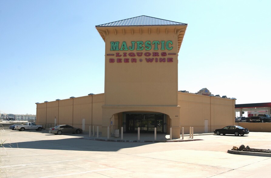 More Photos Of 4651 Bryant Irvin Rd, Fort Worth Freestanding For Lease