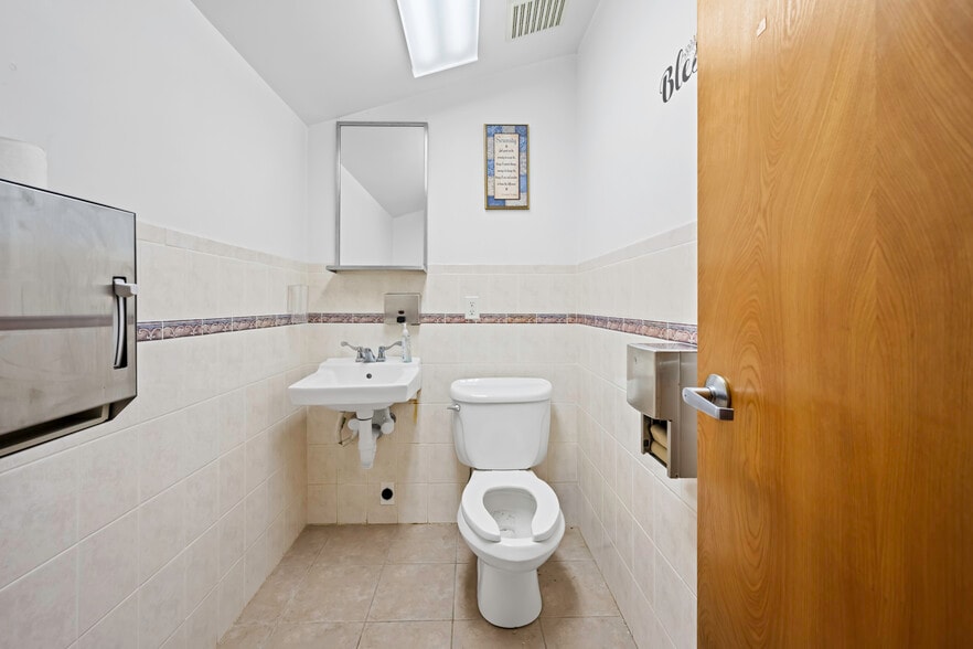 More Photos Of 109 Roslyn Rd, Roslyn Heights Religious Facility For Lease