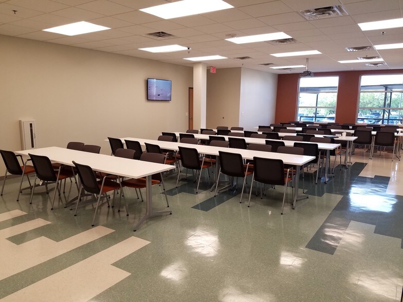 More Photos Of 1500 W Interstate 35, Denton Flex For Lease