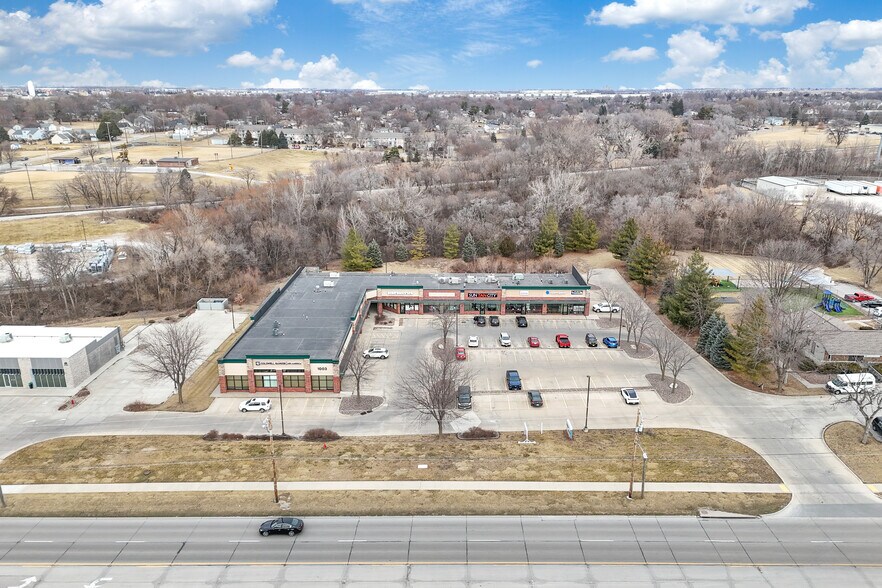 More Photos Of 1003 8th St SW, Altoona Storefront For Lease