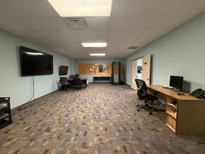 More Photos Of 1110 Appleton Dr, Nashville Light Distribution For Lease