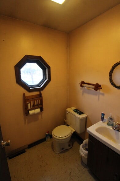 More Photos Of 585 S Main St, Central Square Auto Dealership For Sale