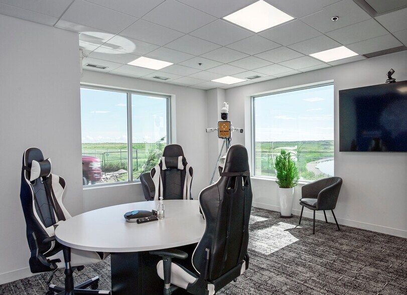 More Photos Of 12318 Barlow Trl NE, Calgary Service For Sale