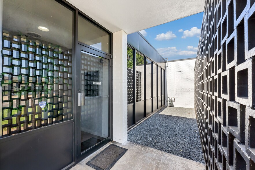 More Photos Of 1140-1144 W Main St, Arlington Research And Development For Sale