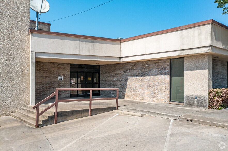 More Photos Of 2589 NE 33rd St, Fort Worth Manufacturing For Lease