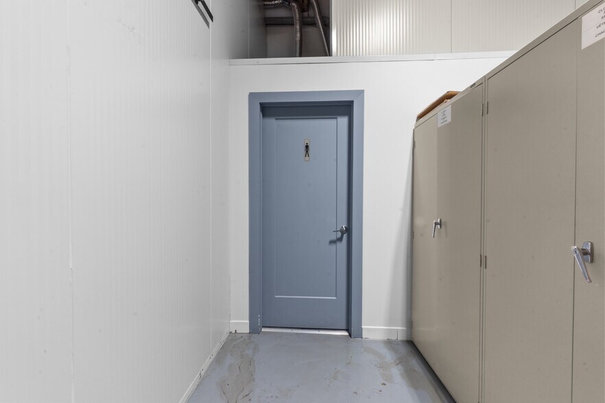 More Photos Of 609-649 Montée De Liesse, Saint-Laurent Warehouse For Sale