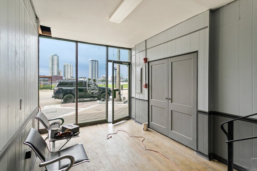 More Photos Of 327-345 E Bay St, Jacksonville Office For Lease