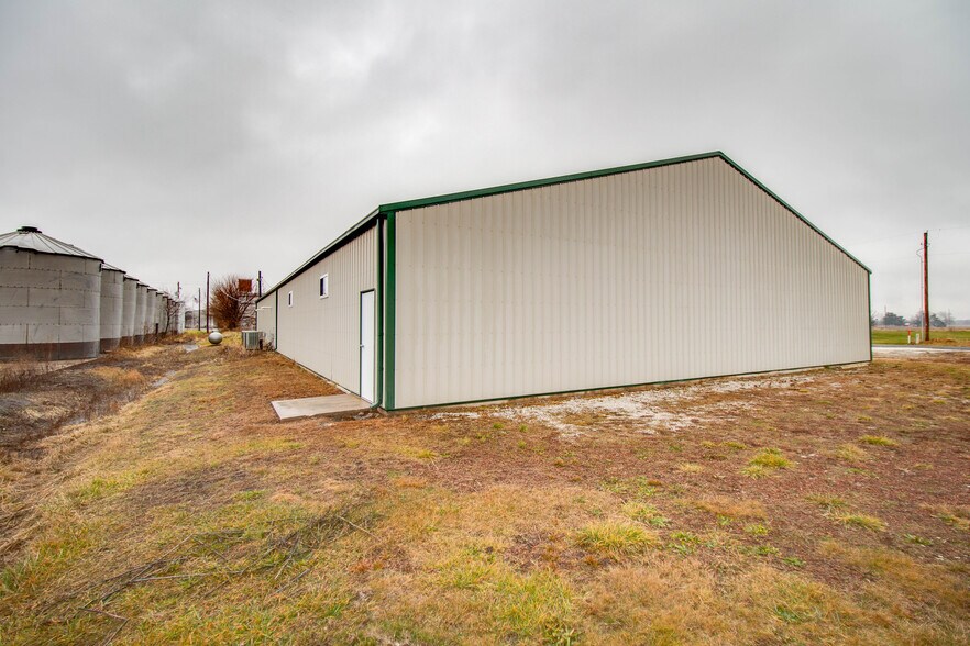 More Photos Of 22987 Cherry Ln, Jerseyville Storefront For Sale