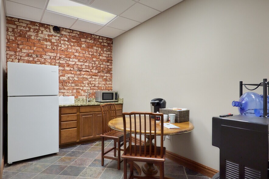 More Photos Of 119 N Main St, Mooresville Storefront Retail Office For Lease