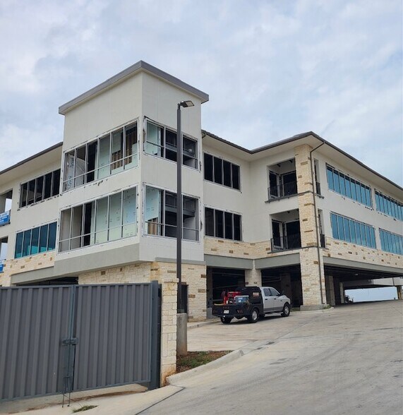 More Photos Of 3011 Flintrock Rd, Lakeway Medical For Lease