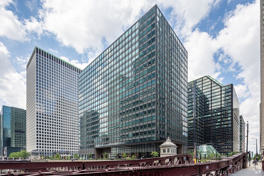 Primary Photo Of 120 S Riverside Plz, Chicago Business Park For Lease