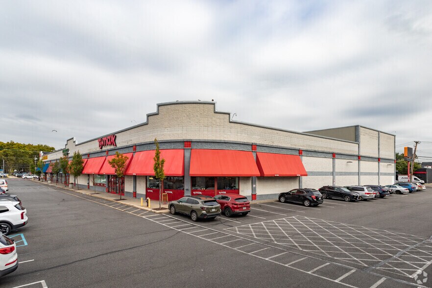 More Photos Of 2530 Hylan Blvd, Staten Island Storefront Retail Office For Lease