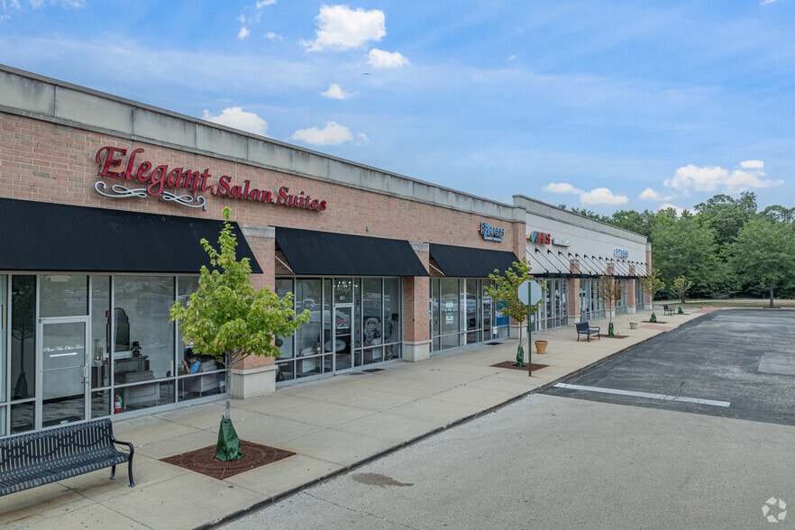 More Photos Of 209-225 Brook Forest Ave, Shorewood General Retail For Lease