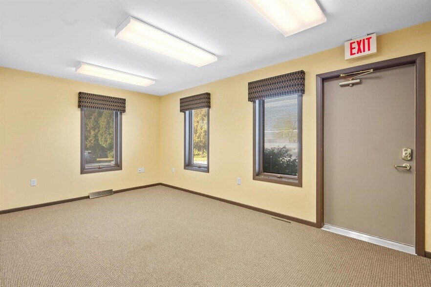 More Photos Of 2131 Calumet Dr, New Holstein Medical For Lease