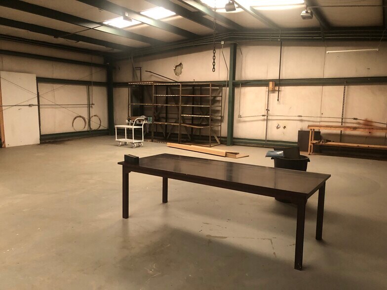 More Photos Of 35 Wilcutt, Columbus Showroom For Sale