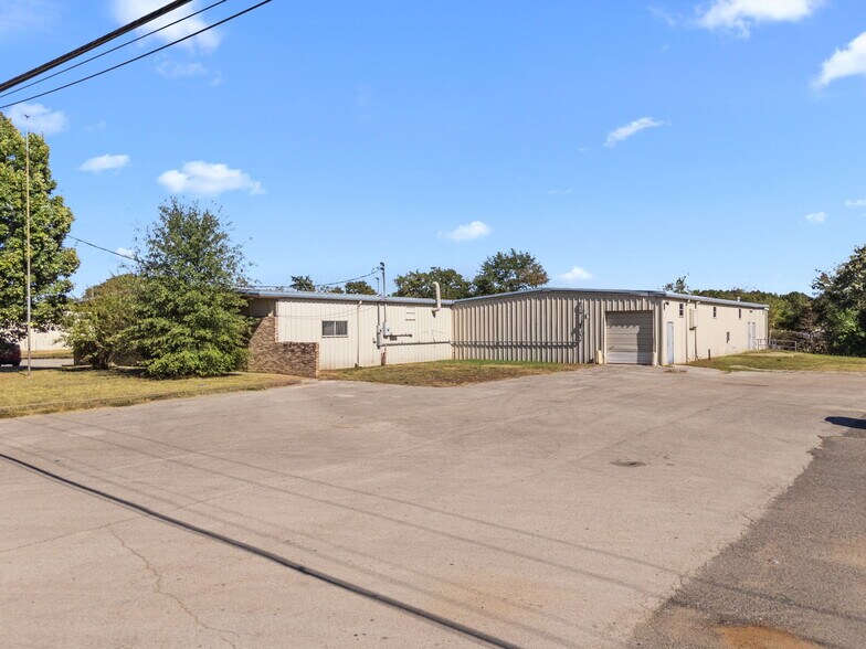 More Photos Of 3401 NNE Loop 323, Tyler Light Distribution For Sale