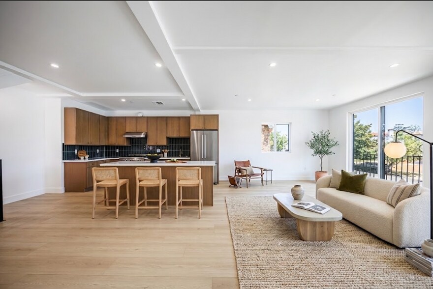 More Photos Of 1259 S Longwood Ave, Los Angeles Apartments For Sale
