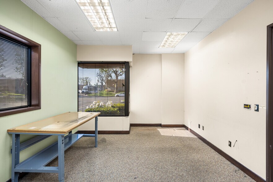 More Photos Of 2525 W Woodland Dr, Anaheim Light Distribution For Lease