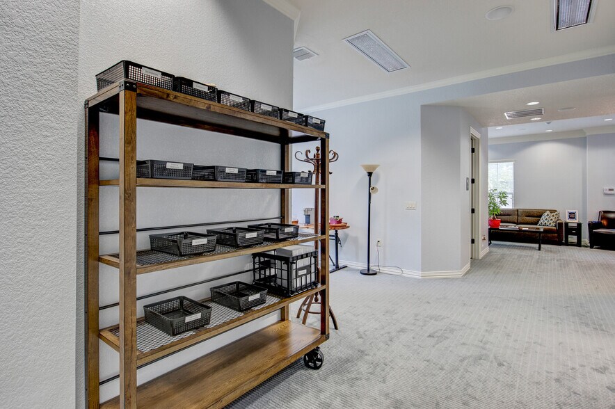 More Photos Of 7633 Bellaire Dr S, Fort Worth Medical For Sale