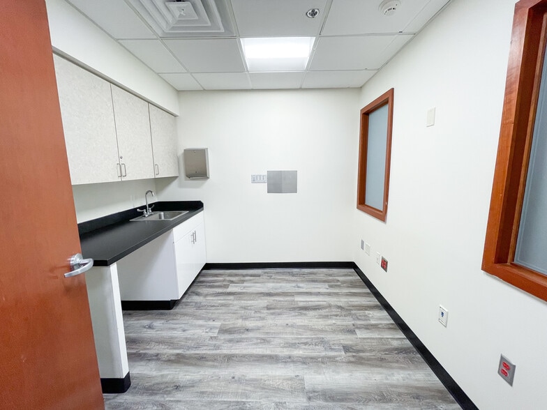 More Photos Of 4820 S Arrowhead Dr, Independence Medical For Lease