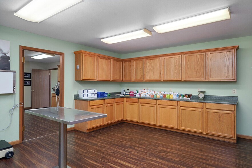 More Photos Of 11159 Lawrence 1163, Mount Vernon Veterinarian Kennel For Sale