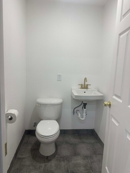 More Photos Of 9941A Rowlett Rd, Houston Warehouse For Lease