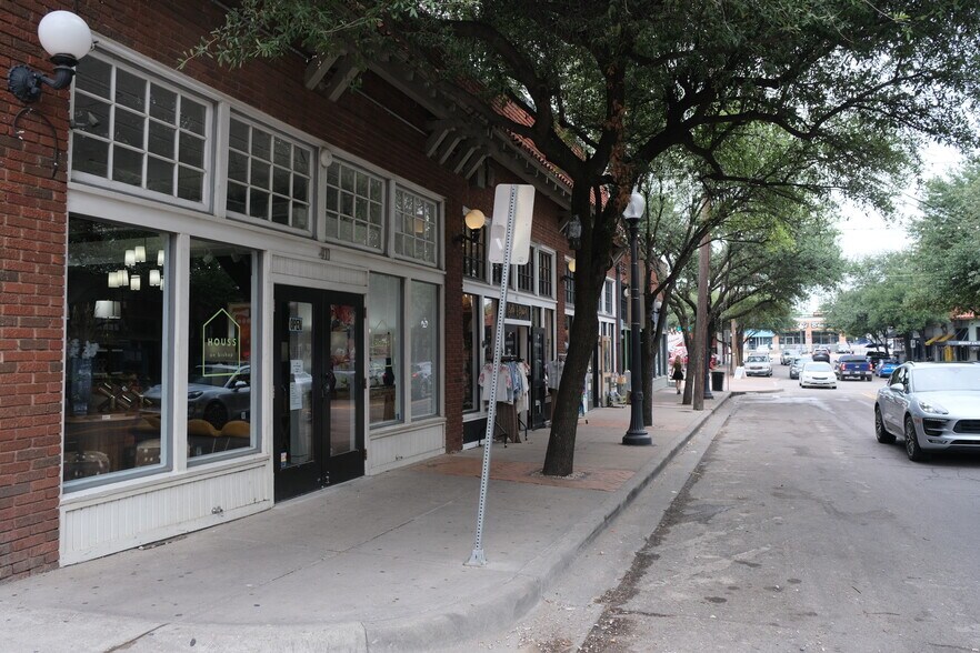 More Photos Of 310-380 W 7th St, Dallas Unknown For Lease