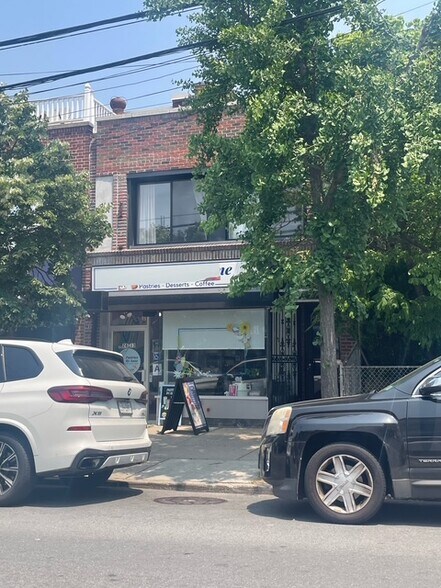 Primary Photo Of 2813 Ditmars Blvd, Astoria Storefront Retail Residential For Lease