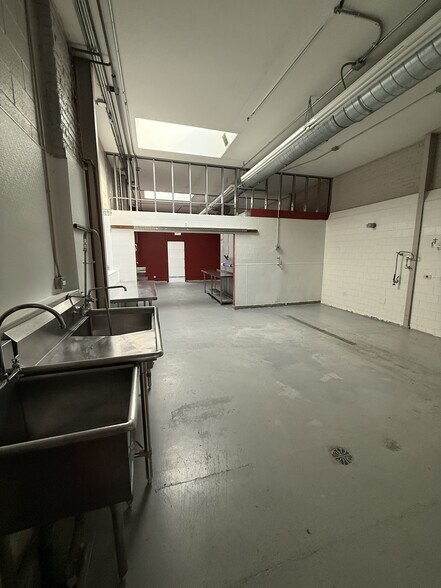 More Photos Of 3026-3030 W Carroll Ave, Chicago Warehouse For Lease
