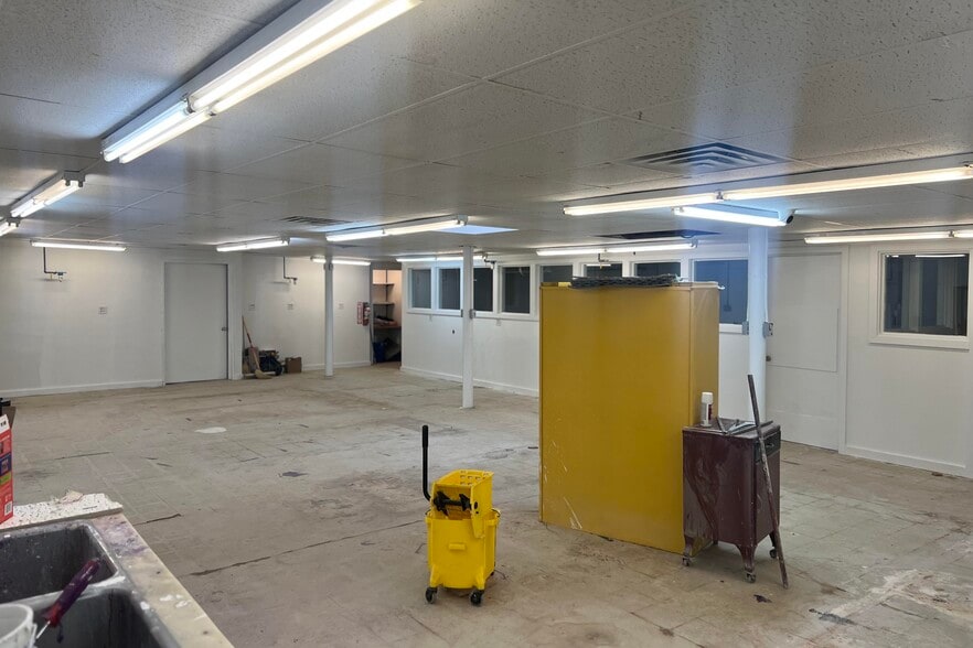 More Photos Of 276 North Ave, Burlington General Retail For Sale