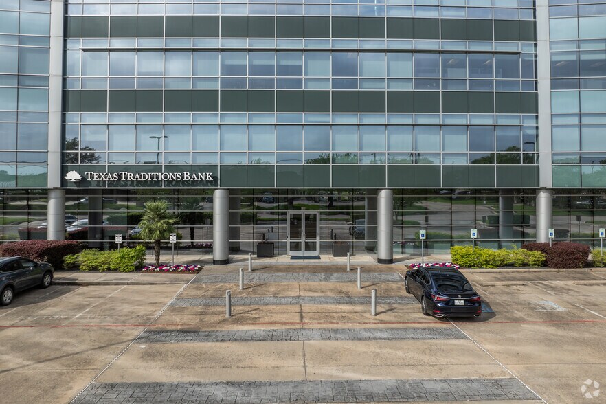 More Photos Of 455 E Medical Center Blvd, Webster Medical For Lease