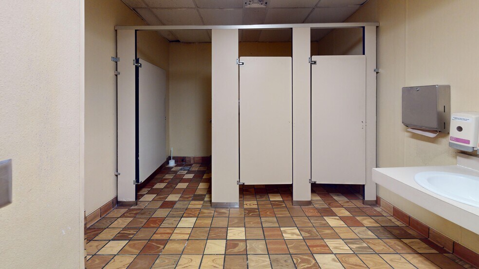 More Photos Of 100-114 W Wishkah St, Aberdeen General Retail For Lease