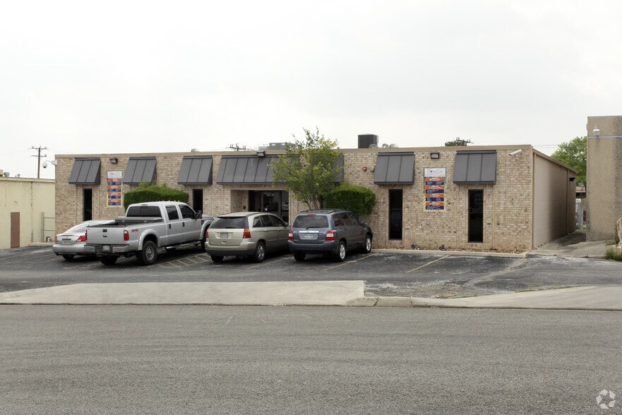 More Photos Of 12150 Valliant St, San Antonio Light Manufacturing For Lease