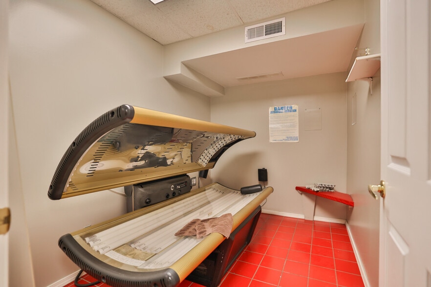 More Photos Of 107 N Bluff Rd, Collinsville Storefront For Sale