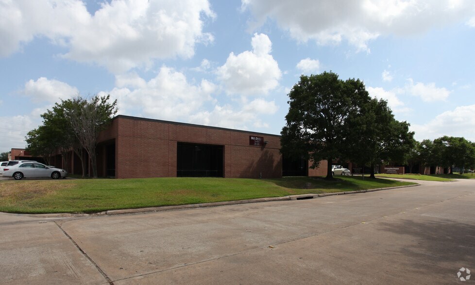 More Photos Of 11210 Steeplecrest, Houston Office For Sale