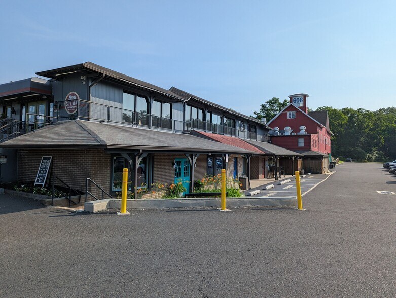 More Photos Of 606 2nd St, Southampton Storefront Retail Office For Lease