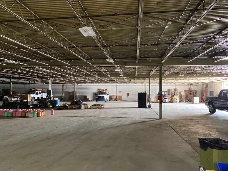 More Photos Of 1031 S Green St, Tupelo Warehouse For Sale