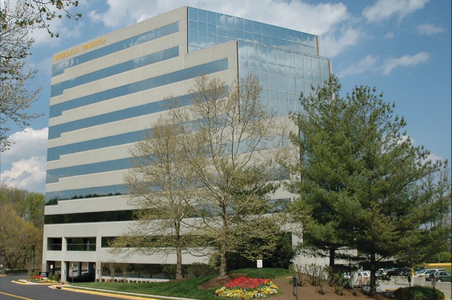 More Photos Of 2010 Corporate Ridge Rd, McLean Office For Lease