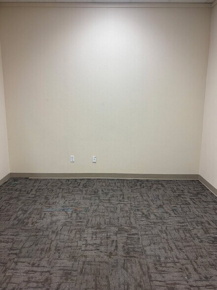 More Photos Of 42402-42442 10th St W, Lancaster Unknown For Lease