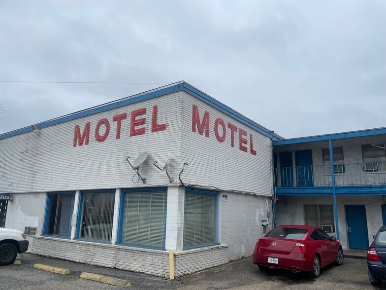 More Photos Of 711 Pasadena Fwy, Pasadena Hotel For Sale
