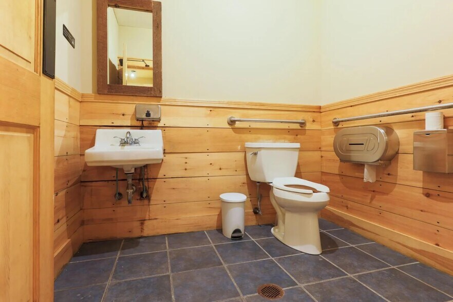 More Photos Of 2477 Bristol Rd, New Harbor Restaurant For Sale