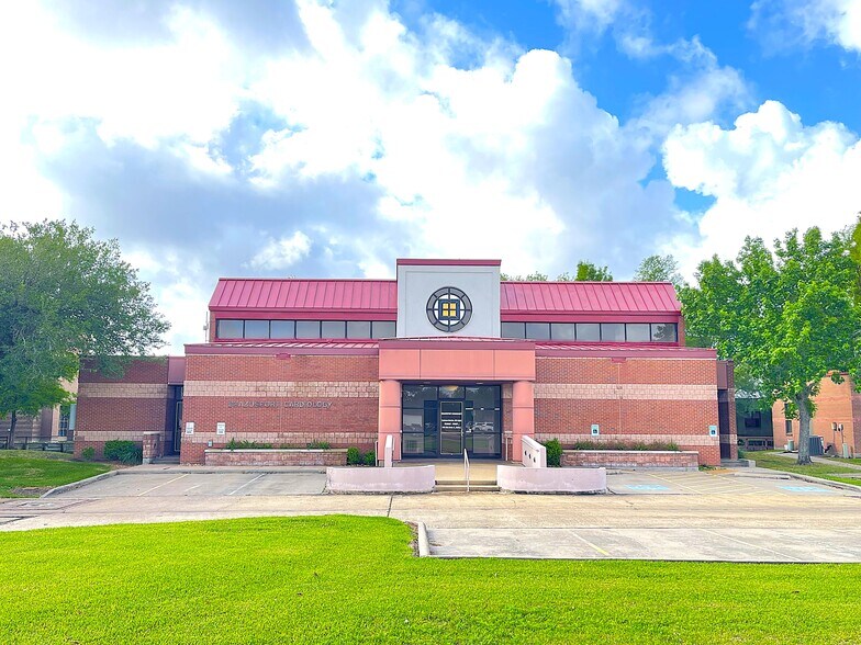 More Photos Of 215 Oak Dr S, Lake Jackson Medical For Lease