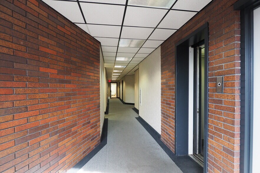 More Photos Of 17 Maple Dr, Great Neck Storefront Retail Office For Lease