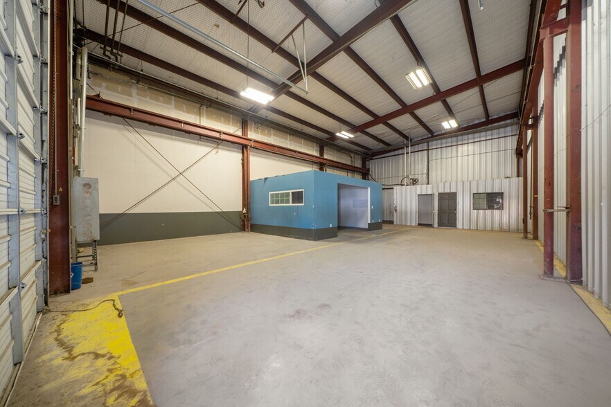 More Photos Of 2833 Roosevelt Ave, San Antonio Warehouse For Lease