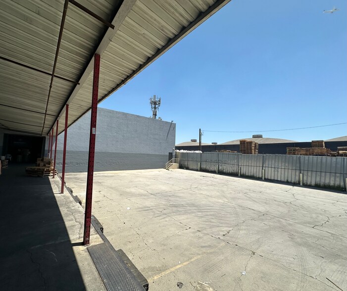 More Photos Of 2801 E 12th St, Los Angeles Warehouse For Lease