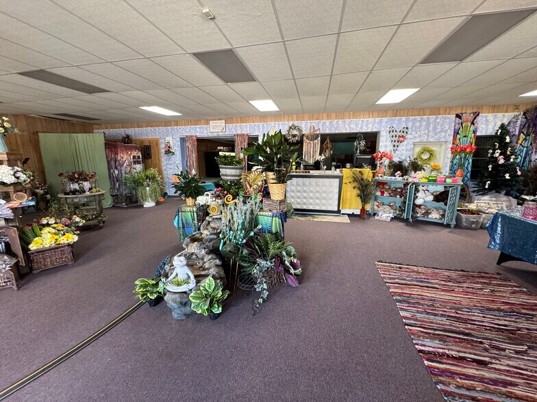 More Photos Of 706 N Perry St, Palestine General Retail For Sale